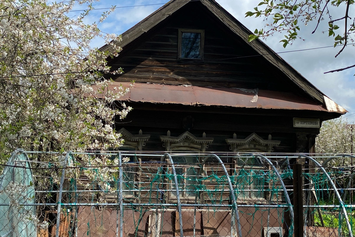 Вязники — чудесный город на холмах, родина поэта-песенника Алексея Фатьянова, край вишневых садов. А еще там немало удивительно красивых домов, на окнах которых нанесены старинные обереги. Какие символы размещали на своих жилищах вязниковские мастера, как трансформировалась местная резьба и что ее отличает? «Ключ-Медиа» собрал наблюдения по итогам двух весенних экспедиций.