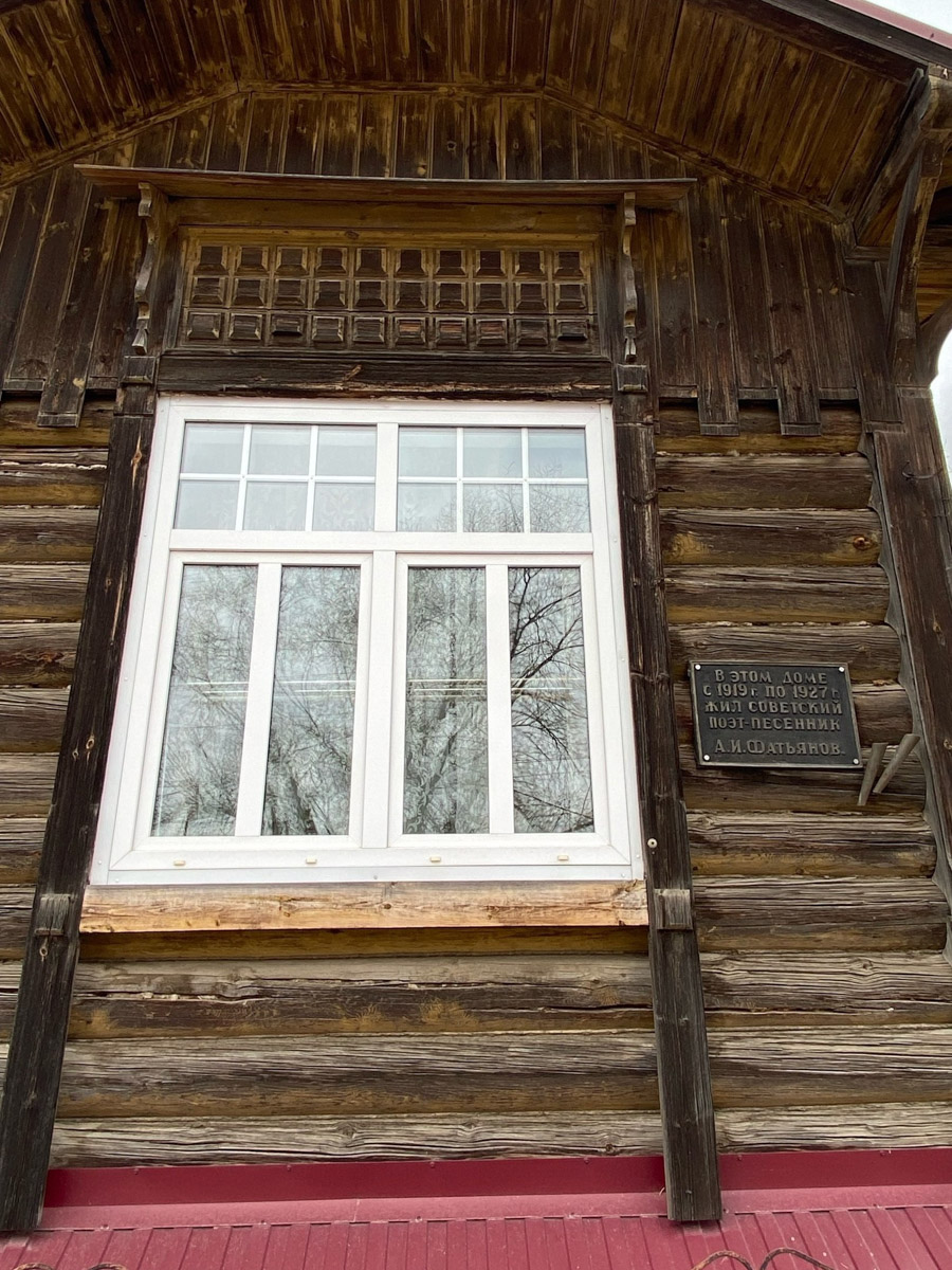 Вязники — чудесный город на холмах, родина поэта-песенника Алексея Фатьянова, край вишневых садов. А еще там немало удивительно красивых домов, на окнах которых нанесены старинные обереги. Какие символы размещали на своих жилищах вязниковские мастера, как трансформировалась местная резьба и что ее отличает? «Ключ-Медиа» собрал наблюдения по итогам двух весенних экспедиций.