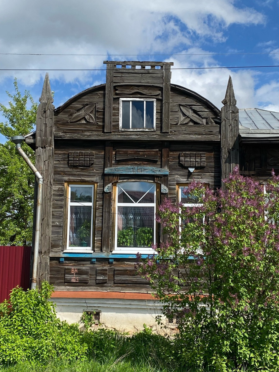 Вязники — чудесный город на холмах, родина поэта-песенника Алексея Фатьянова, край вишневых садов. А еще там немало удивительно красивых домов, на окнах которых нанесены старинные обереги. Какие символы размещали на своих жилищах вязниковские мастера, как трансформировалась местная резьба и что ее отличает? «Ключ-Медиа» собрал наблюдения по итогам двух весенних экспедиций.