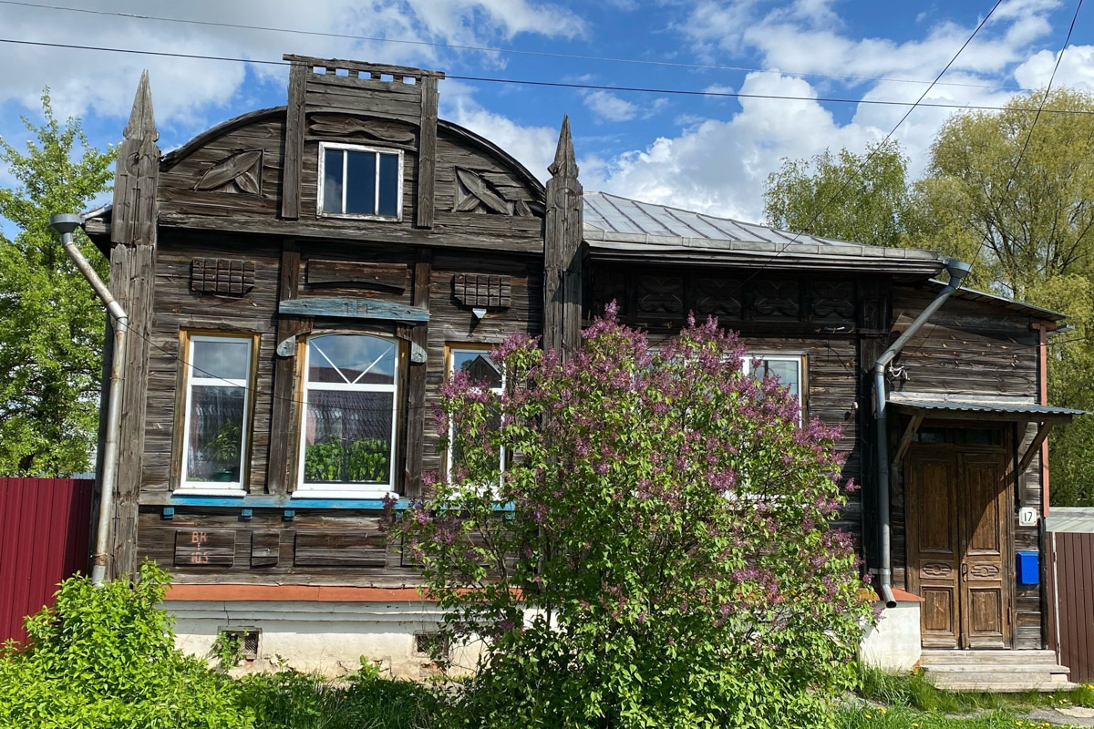 Вязники — чудесный город на холмах, родина поэта-песенника Алексея Фатьянова, край вишневых садов. А еще там немало удивительно красивых домов, на окнах которых нанесены старинные обереги. Какие символы размещали на своих жилищах вязниковские мастера, как трансформировалась местная резьба и что ее отличает? «Ключ-Медиа» собрал наблюдения по итогам двух весенних экспедиций.