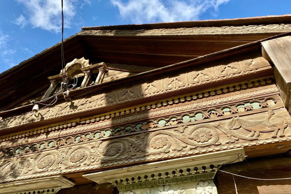 Вязники — чудесный город на холмах, родина поэта-песенника Алексея Фатьянова, край вишневых садов. А еще там немало удивительно красивых домов, на окнах которых нанесены старинные обереги. Какие символы размещали на своих жилищах вязниковские мастера, как трансформировалась местная резьба и что ее отличает? «Ключ-Медиа» собрал наблюдения по итогам двух весенних экспедиций.