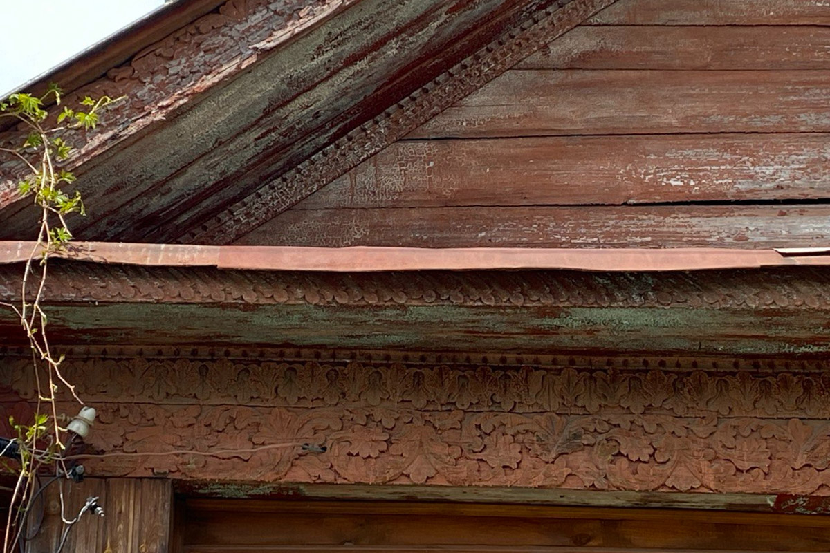 Вязники — чудесный город на холмах, родина поэта-песенника Алексея Фатьянова, край вишневых садов. А еще там немало удивительно красивых домов, на окнах которых нанесены старинные обереги. Какие символы размещали на своих жилищах вязниковские мастера, как трансформировалась местная резьба и что ее отличает? «Ключ-Медиа» собрал наблюдения по итогам двух весенних экспедиций.