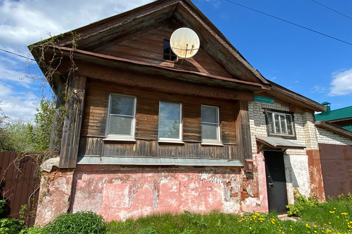 Вязники — чудесный город на холмах, родина поэта-песенника Алексея Фатьянова, край вишневых садов. А еще там немало удивительно красивых домов, на окнах которых нанесены старинные обереги. Какие символы размещали на своих жилищах вязниковские мастера, как трансформировалась местная резьба и что ее отличает? «Ключ-Медиа» собрал наблюдения по итогам двух весенних экспедиций.