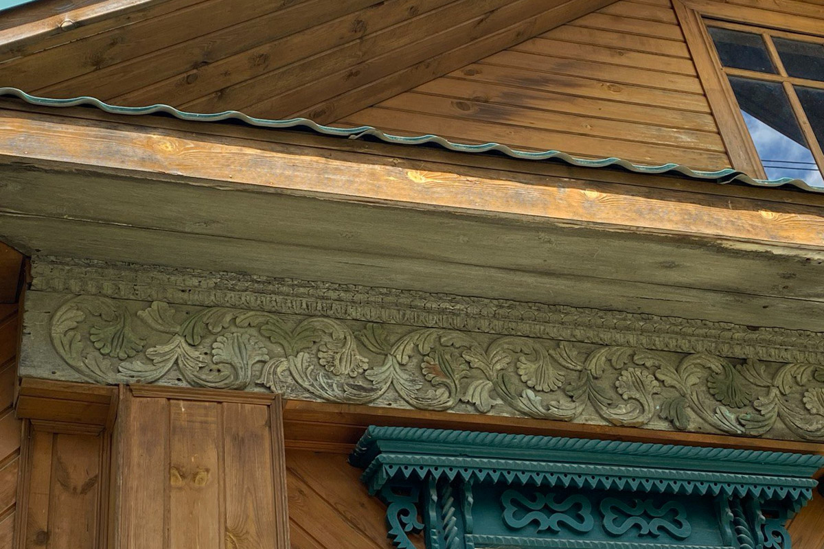 Вязники — чудесный город на холмах, родина поэта-песенника Алексея Фатьянова, край вишневых садов. А еще там немало удивительно красивых домов, на окнах которых нанесены старинные обереги. Какие символы размещали на своих жилищах вязниковские мастера, как трансформировалась местная резьба и что ее отличает? «Ключ-Медиа» собрал наблюдения по итогам двух весенних экспедиций.