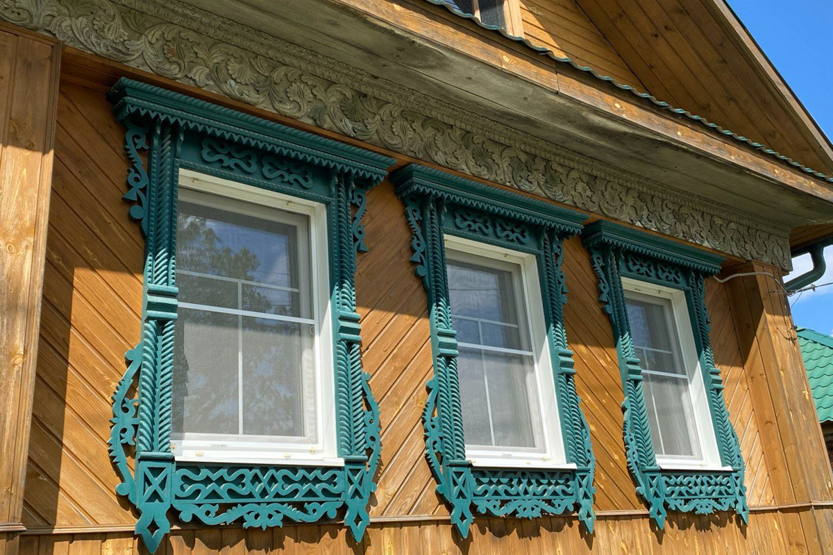 Вязники — чудесный город на холмах, родина поэта-песенника Алексея Фатьянова, край вишневых садов. А еще там немало удивительно красивых домов, на окнах которых нанесены старинные обереги. Какие символы размещали на своих жилищах вязниковские мастера, как трансформировалась местная резьба и что ее отличает? «Ключ-Медиа» собрал наблюдения по итогам двух весенних экспедиций.