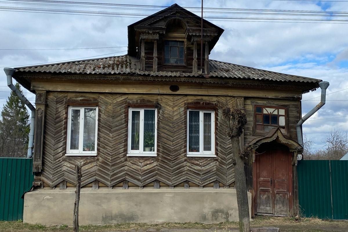 Вязники — чудесный город на холмах, родина поэта-песенника Алексея Фатьянова, край вишневых садов. А еще там немало удивительно красивых домов, на окнах которых нанесены старинные обереги. Какие символы размещали на своих жилищах вязниковские мастера, как трансформировалась местная резьба и что ее отличает? «Ключ-Медиа» собрал наблюдения по итогам двух весенних экспедиций.