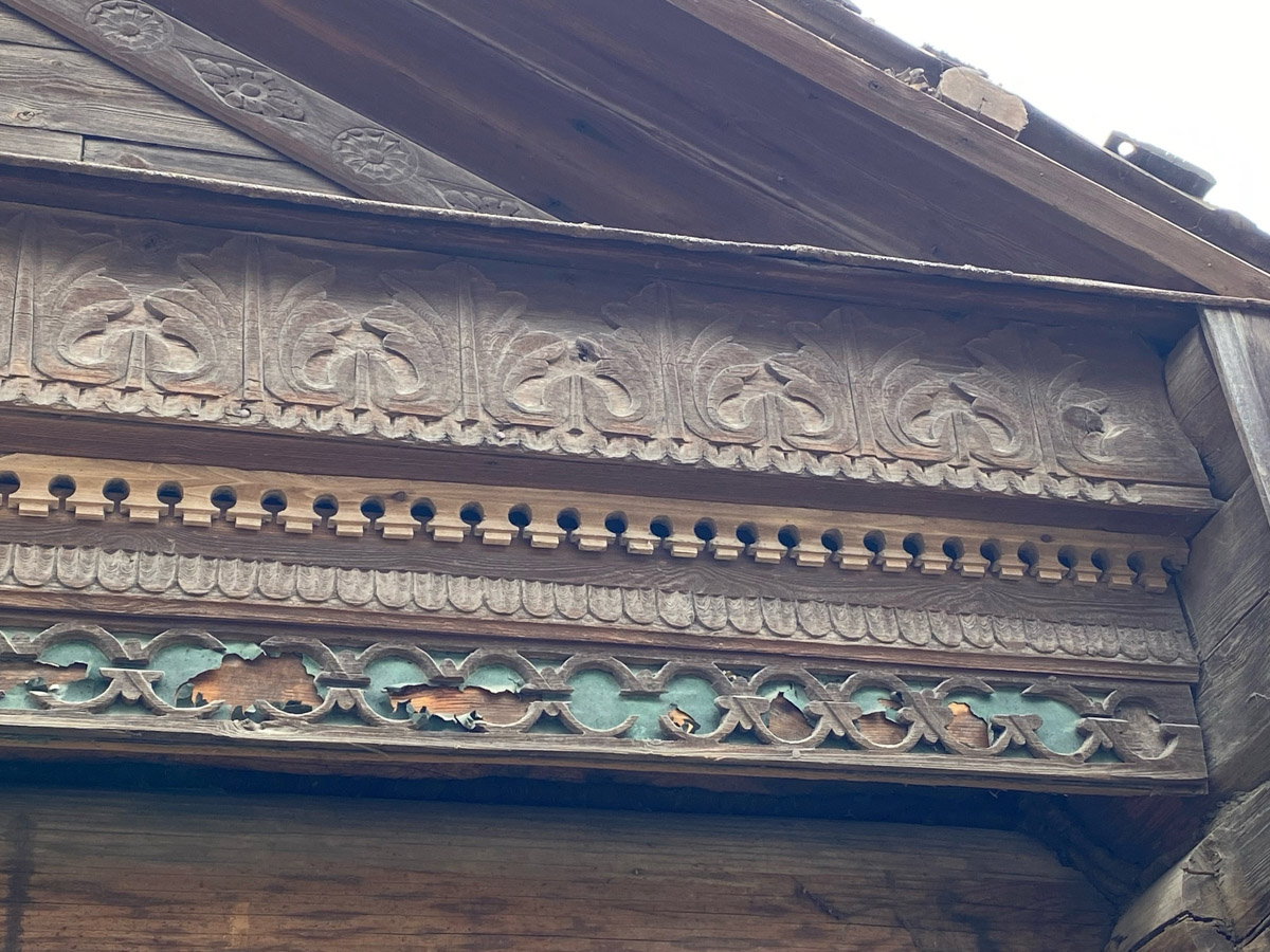 Вязники — чудесный город на холмах, родина поэта-песенника Алексея Фатьянова, край вишневых садов. А еще там немало удивительно красивых домов, на окнах которых нанесены старинные обереги. Какие символы размещали на своих жилищах вязниковские мастера, как трансформировалась местная резьба и что ее отличает? «Ключ-Медиа» собрал наблюдения по итогам двух весенних экспедиций.