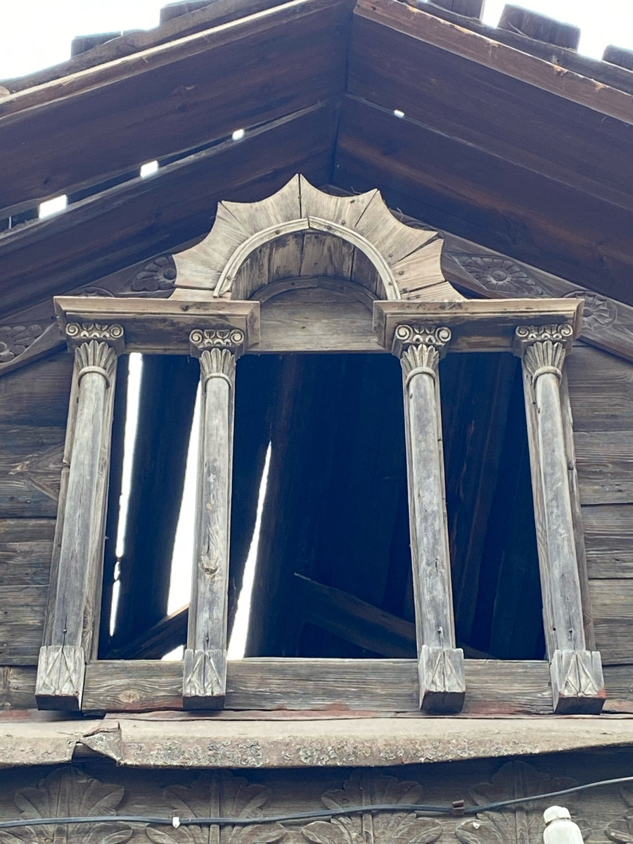 Вязники — чудесный город на холмах, родина поэта-песенника Алексея Фатьянова, край вишневых садов. А еще там немало удивительно красивых домов, на окнах которых нанесены старинные обереги. Какие символы размещали на своих жилищах вязниковские мастера, как трансформировалась местная резьба и что ее отличает? «Ключ-Медиа» собрал наблюдения по итогам двух весенних экспедиций.