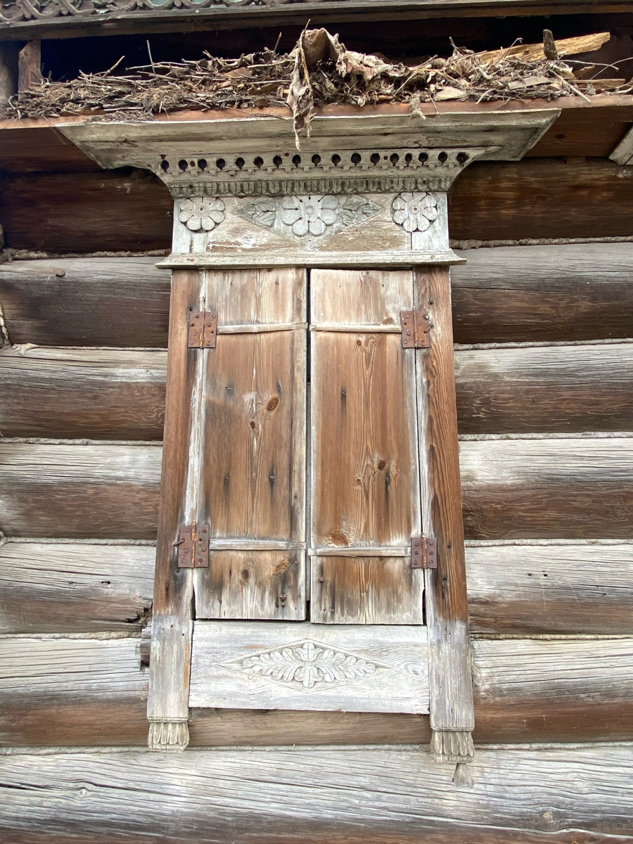 Вязники — чудесный город на холмах, родина поэта-песенника Алексея Фатьянова, край вишневых садов. А еще там немало удивительно красивых домов, на окнах которых нанесены старинные обереги. Какие символы размещали на своих жилищах вязниковские мастера, как трансформировалась местная резьба и что ее отличает? «Ключ-Медиа» собрал наблюдения по итогам двух весенних экспедиций.