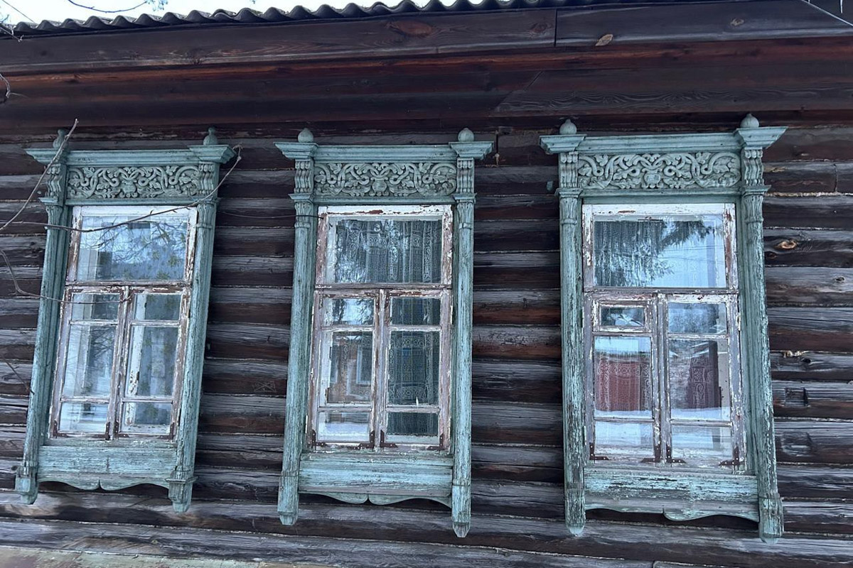 Вязники — чудесный город на холмах, родина поэта-песенника Алексея Фатьянова, край вишневых садов. А еще там немало удивительно красивых домов, на окнах которых нанесены старинные обереги. Какие символы размещали на своих жилищах вязниковские мастера, как трансформировалась местная резьба и что ее отличает? «Ключ-Медиа» собрал наблюдения по итогам двух весенних экспедиций.