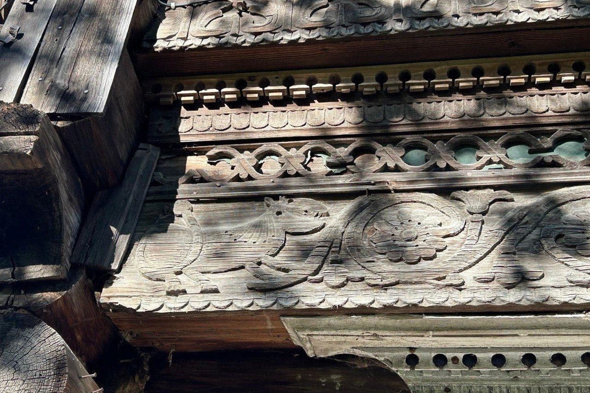 Вязники — чудесный город на холмах, родина поэта-песенника Алексея Фатьянова, край вишневых садов. А еще там немало удивительно красивых домов, на окнах которых нанесены старинные обереги. Какие символы размещали на своих жилищах вязниковские мастера, как трансформировалась местная резьба и что ее отличает? «Ключ-Медиа» собрал наблюдения по итогам двух весенних экспедиций.