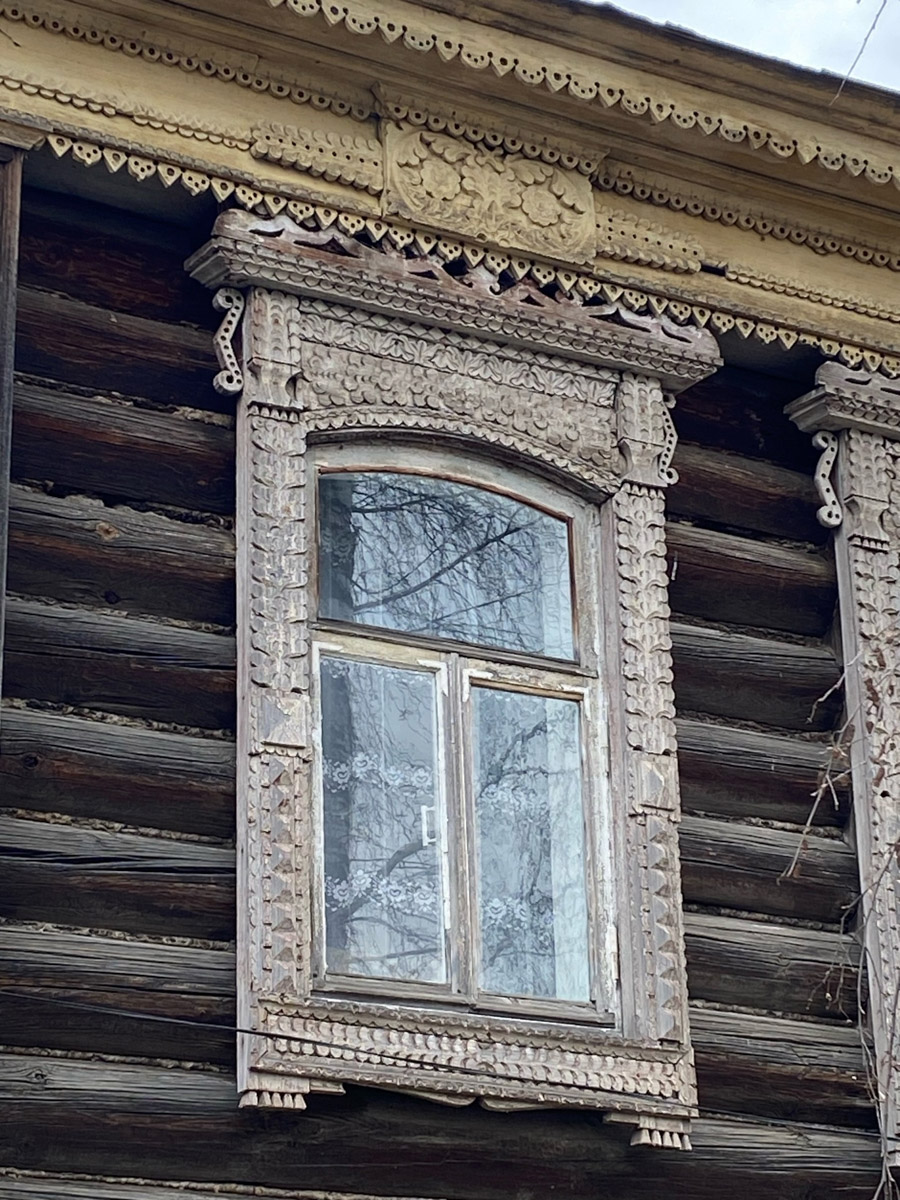 Вязники — чудесный город на холмах, родина поэта-песенника Алексея Фатьянова, край вишневых садов. А еще там немало удивительно красивых домов, на окнах которых нанесены старинные обереги. Какие символы размещали на своих жилищах вязниковские мастера, как трансформировалась местная резьба и что ее отличает? «Ключ-Медиа» собрал наблюдения по итогам двух весенних экспедиций.