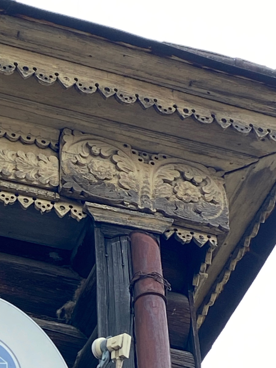 Вязники — чудесный город на холмах, родина поэта-песенника Алексея Фатьянова, край вишневых садов. А еще там немало удивительно красивых домов, на окнах которых нанесены старинные обереги. Какие символы размещали на своих жилищах вязниковские мастера, как трансформировалась местная резьба и что ее отличает? «Ключ-Медиа» собрал наблюдения по итогам двух весенних экспедиций.