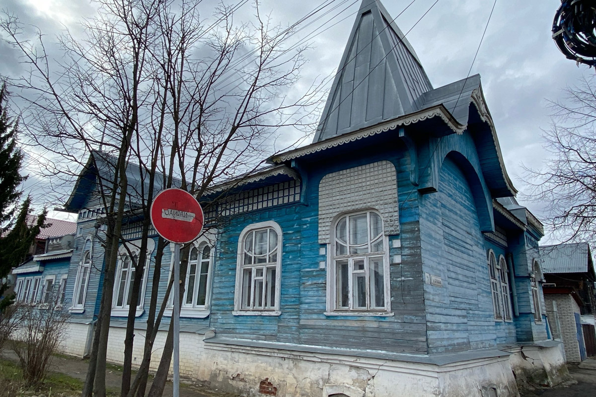 Вязники — чудесный город на холмах, родина поэта-песенника Алексея Фатьянова, край вишневых садов. А еще там немало удивительно красивых домов, на окнах которых нанесены старинные обереги. Какие символы размещали на своих жилищах вязниковские мастера, как трансформировалась местная резьба и что ее отличает? «Ключ-Медиа» собрал наблюдения по итогам двух весенних экспедиций.