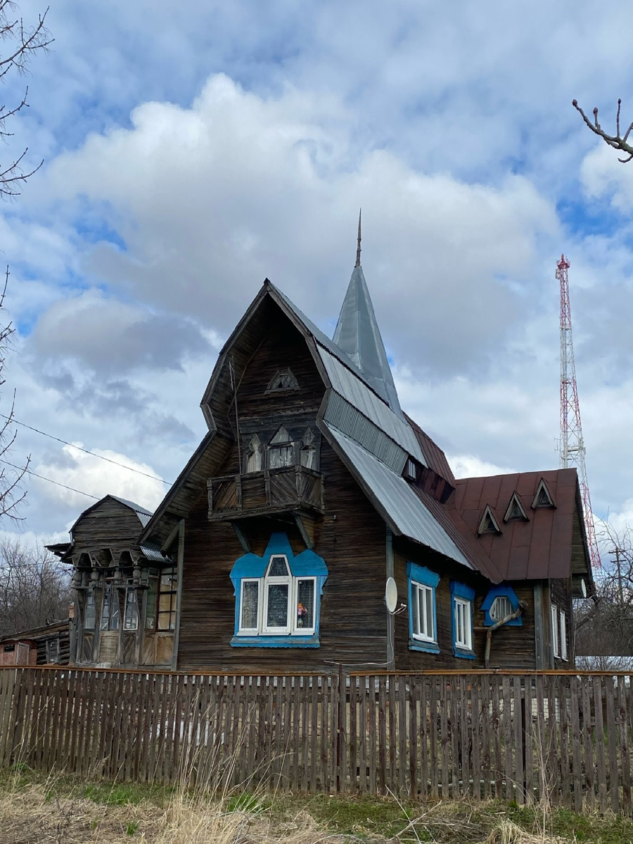 Вязники — чудесный город на холмах, родина поэта-песенника Алексея Фатьянова, край вишневых садов. А еще там немало удивительно красивых домов, на окнах которых нанесены старинные обереги. Какие символы размещали на своих жилищах вязниковские мастера, как трансформировалась местная резьба и что ее отличает? «Ключ-Медиа» собрал наблюдения по итогам двух весенних экспедиций.