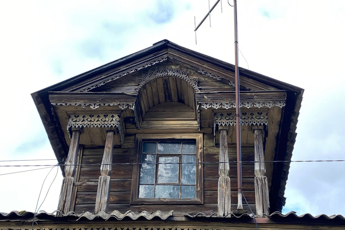 Вязники — чудесный город на холмах, родина поэта-песенника Алексея Фатьянова, край вишневых садов. А еще там немало удивительно красивых домов, на окнах которых нанесены старинные обереги. Какие символы размещали на своих жилищах вязниковские мастера, как трансформировалась местная резьба и что ее отличает? «Ключ-Медиа» собрал наблюдения по итогам двух весенних экспедиций.