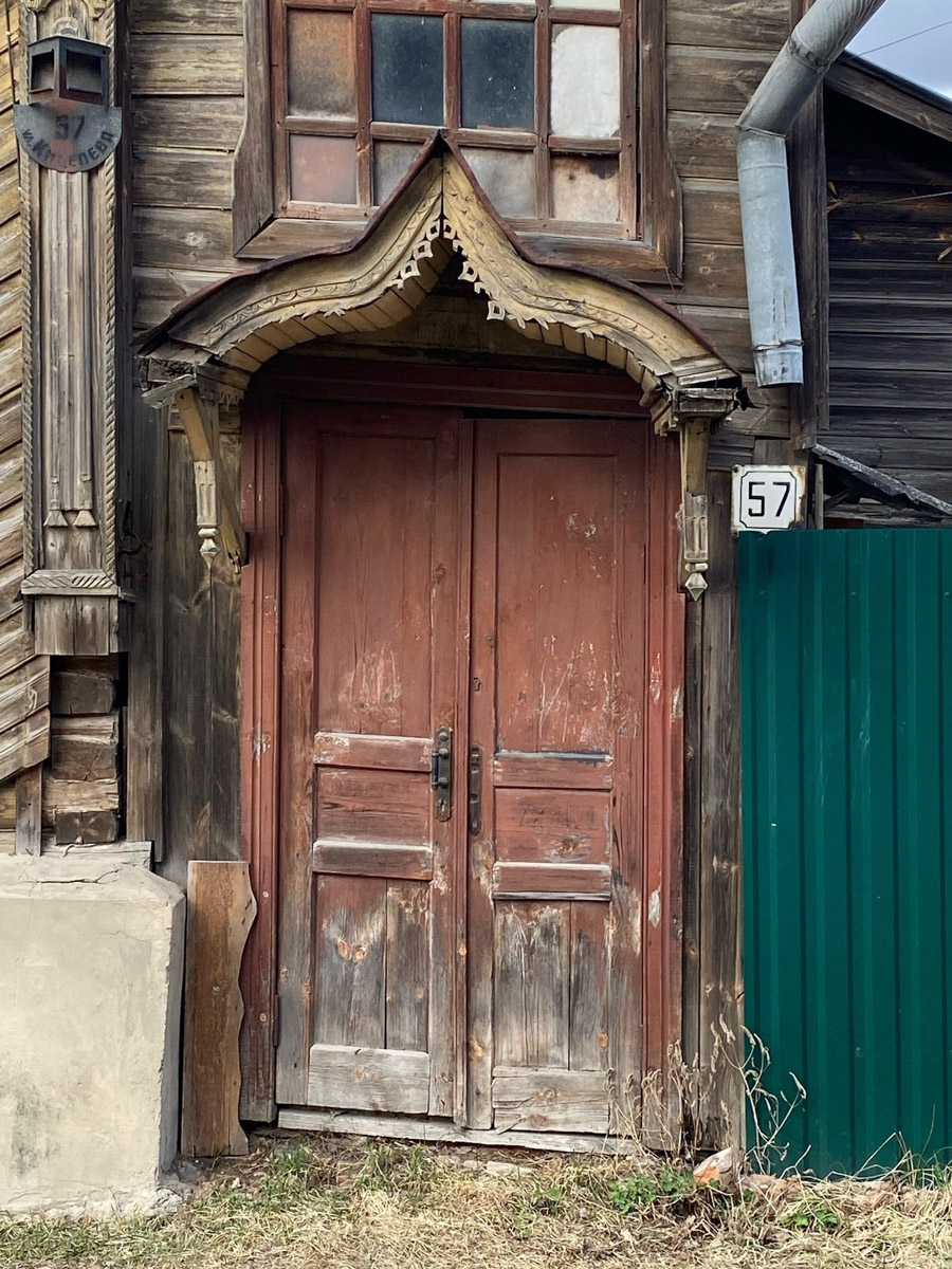 Вязники — чудесный город на холмах, родина поэта-песенника Алексея Фатьянова, край вишневых садов. А еще там немало удивительно красивых домов, на окнах которых нанесены старинные обереги. Какие символы размещали на своих жилищах вязниковские мастера, как трансформировалась местная резьба и что ее отличает? «Ключ-Медиа» собрал наблюдения по итогам двух весенних экспедиций.