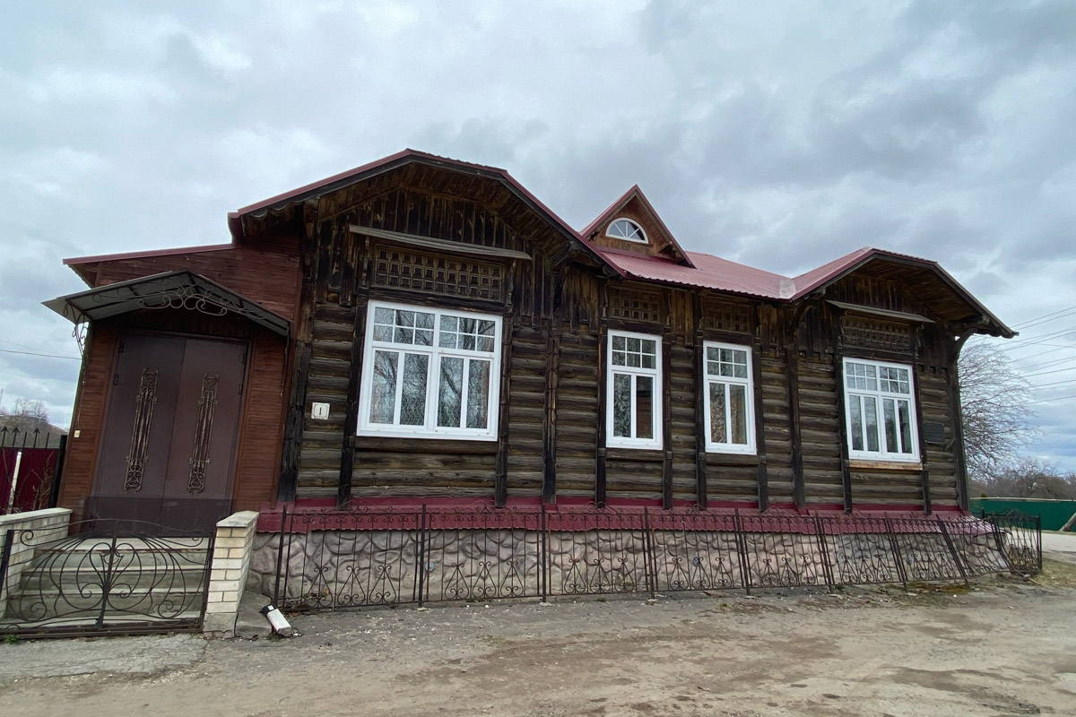 Вязники — чудесный город на холмах, родина поэта-песенника Алексея Фатьянова, край вишневых садов. А еще там немало удивительно красивых домов, на окнах которых нанесены старинные обереги. Какие символы размещали на своих жилищах вязниковские мастера, как трансформировалась местная резьба и что ее отличает? «Ключ-Медиа» собрал наблюдения по итогам двух весенних экспедиций.