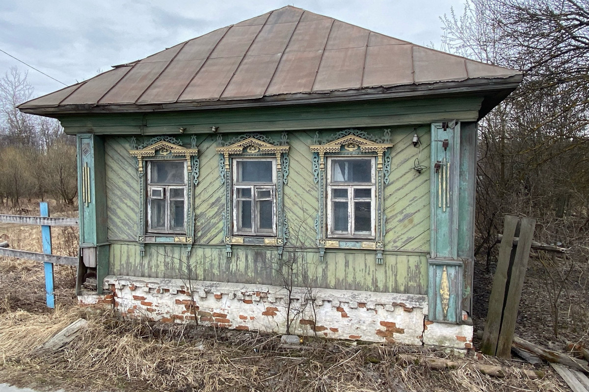 Вязники — чудесный город на холмах, родина поэта-песенника Алексея Фатьянова, край вишневых садов. А еще там немало удивительно красивых домов, на окнах которых нанесены старинные обереги. Какие символы размещали на своих жилищах вязниковские мастера, как трансформировалась местная резьба и что ее отличает? «Ключ-Медиа» собрал наблюдения по итогам двух весенних экспедиций.