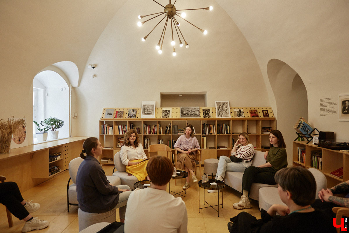 Читать не только полезно, но и интересно. В этом уверены кураторы нового владимирского книжного клуба. На встречах владимирцы обсуждают прочитанное произведение, пьют чай и заводят знакомства. Как родилась такая идея и кто стоит за ее воплощением? Рассказываем!