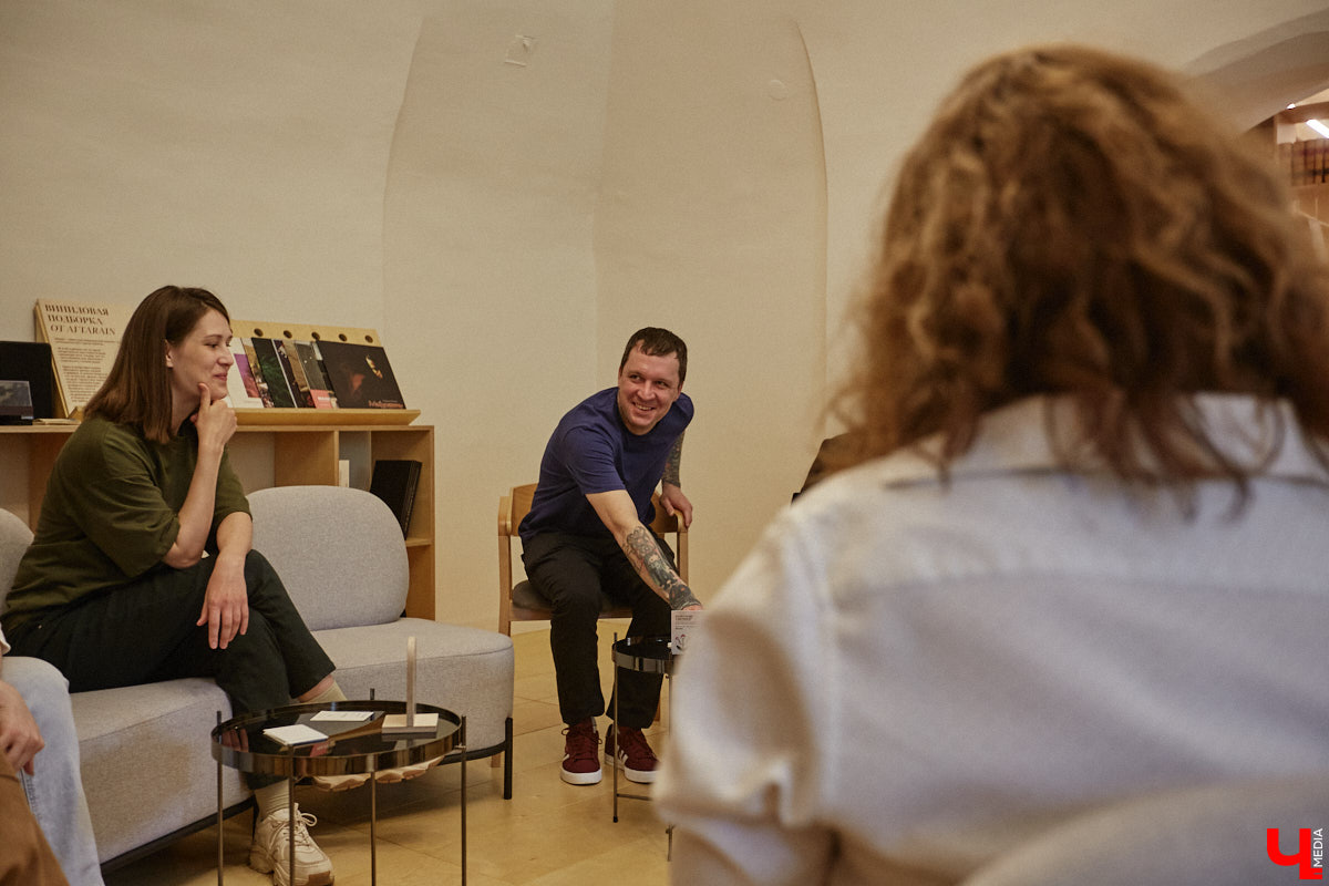 Читать не только полезно, но и интересно. В этом уверены кураторы нового владимирского книжного клуба. На встречах владимирцы обсуждают прочитанное произведение, пьют чай и заводят знакомства. Как родилась такая идея и кто стоит за ее воплощением? Рассказываем!