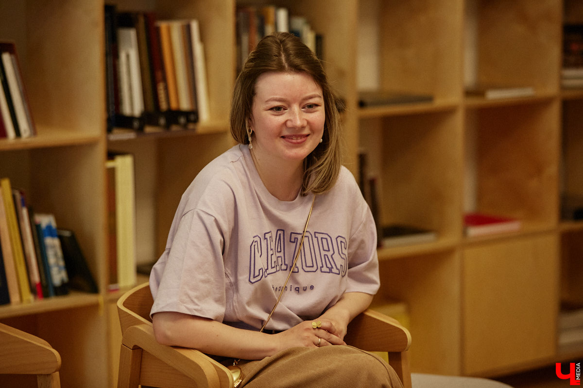 Читать не только полезно, но и интересно. В этом уверены кураторы нового владимирского книжного клуба. На встречах владимирцы обсуждают прочитанное произведение, пьют чай и заводят знакомства. Как родилась такая идея и кто стоит за ее воплощением? Рассказываем!