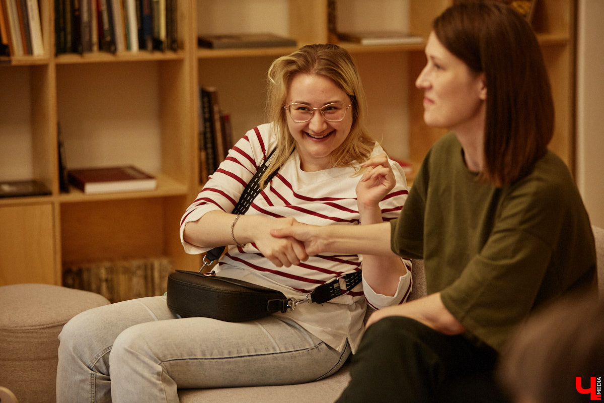 Читать не только полезно, но и интересно. В этом уверены кураторы нового владимирского книжного клуба. На встречах владимирцы обсуждают прочитанное произведение, пьют чай и заводят знакомства. Как родилась такая идея и кто стоит за ее воплощением? Рассказываем!