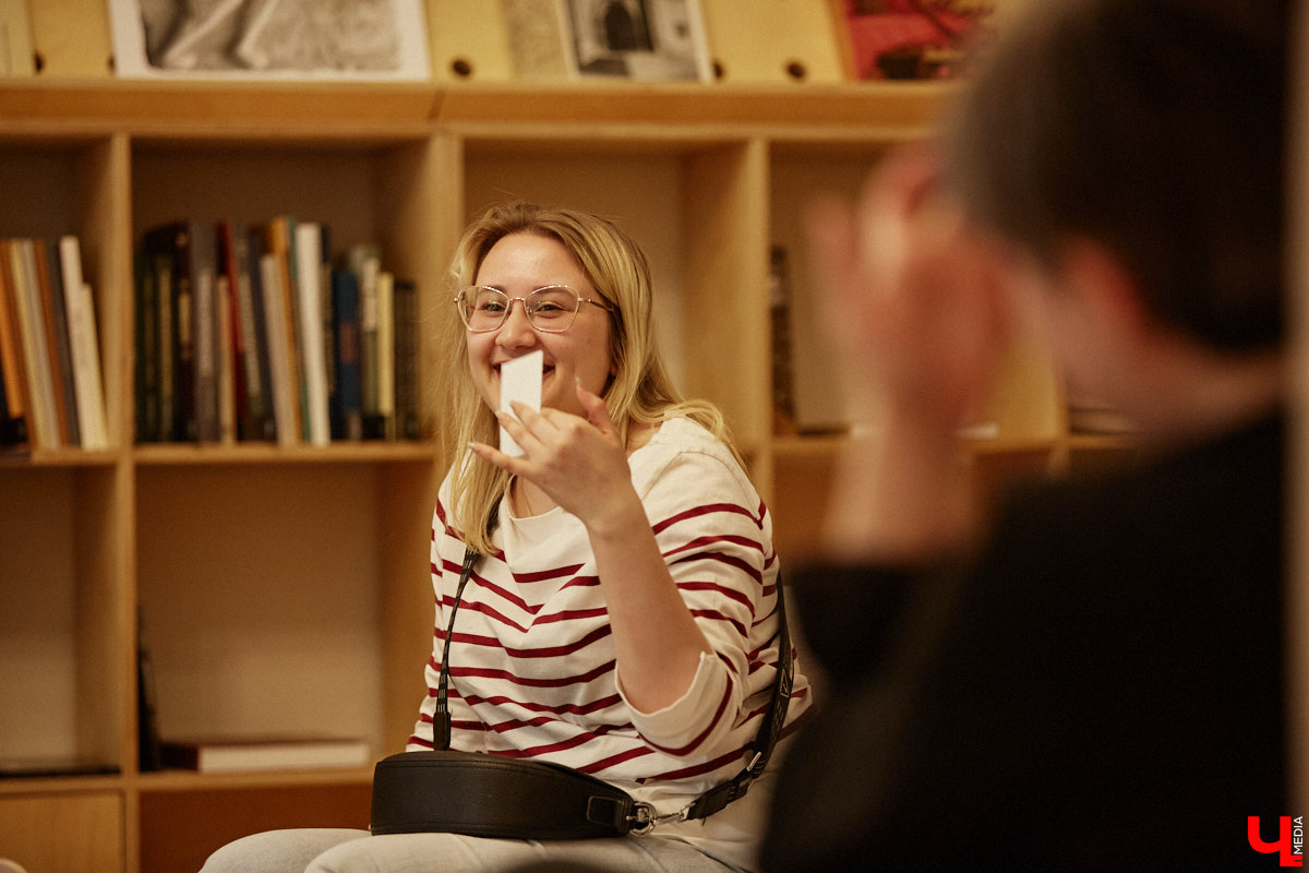 Читать не только полезно, но и интересно. В этом уверены кураторы нового владимирского книжного клуба. На встречах владимирцы обсуждают прочитанное произведение, пьют чай и заводят знакомства. Как родилась такая идея и кто стоит за ее воплощением? Рассказываем!