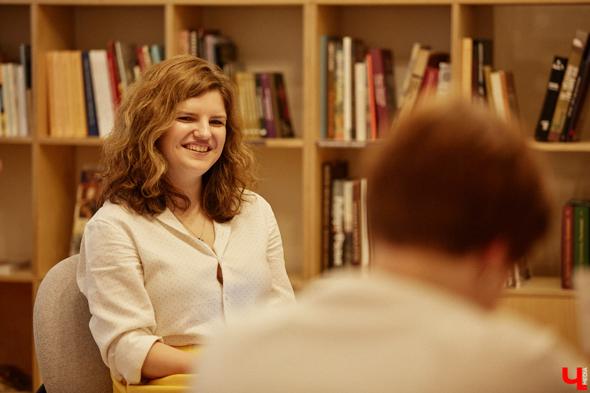 Читать не только полезно, но и интересно. В этом уверены кураторы нового владимирского книжного клуба. На встречах владимирцы обсуждают прочитанное произведение, пьют чай и заводят знакомства. Как родилась такая идея и кто стоит за ее воплощением? Рассказываем!