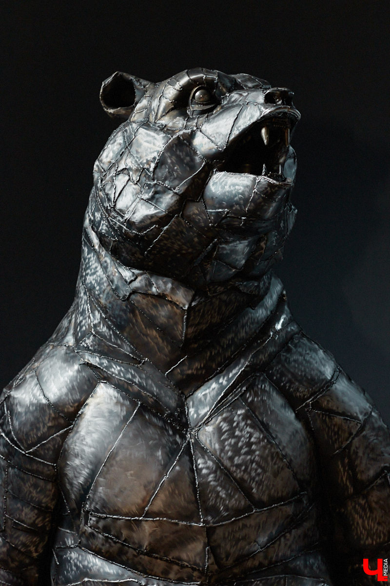 Видели ли вы когда-нибудь огромного металлического медведя, сваренного словно пазл по частям? Мы — да! Владимирский скульптор Михаил Блинов представил новую монументальную работу, весящую около полутонны, на изготовление которой ушло 15 километров сварочной проволоки! Сейчас стальной гигант выставлен в Доме художников на территории Центрального городского парка. В мастерскую творца заглянул и «Ключ-Медиа».