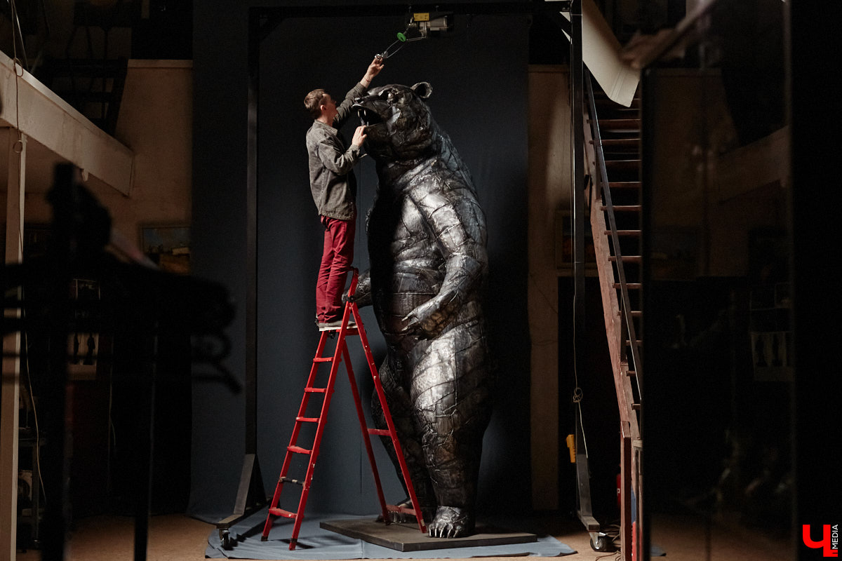 Видели ли вы когда-нибудь огромного металлического медведя, сваренного словно пазл по частям? Мы — да! Владимирский скульптор Михаил Блинов представил новую монументальную работу, весящую около полутонны, на изготовление которой ушло 15 километров сварочной проволоки! Сейчас стальной гигант выставлен в Доме художников на территории Центрального городского парка. В мастерскую творца заглянул и «Ключ-Медиа».