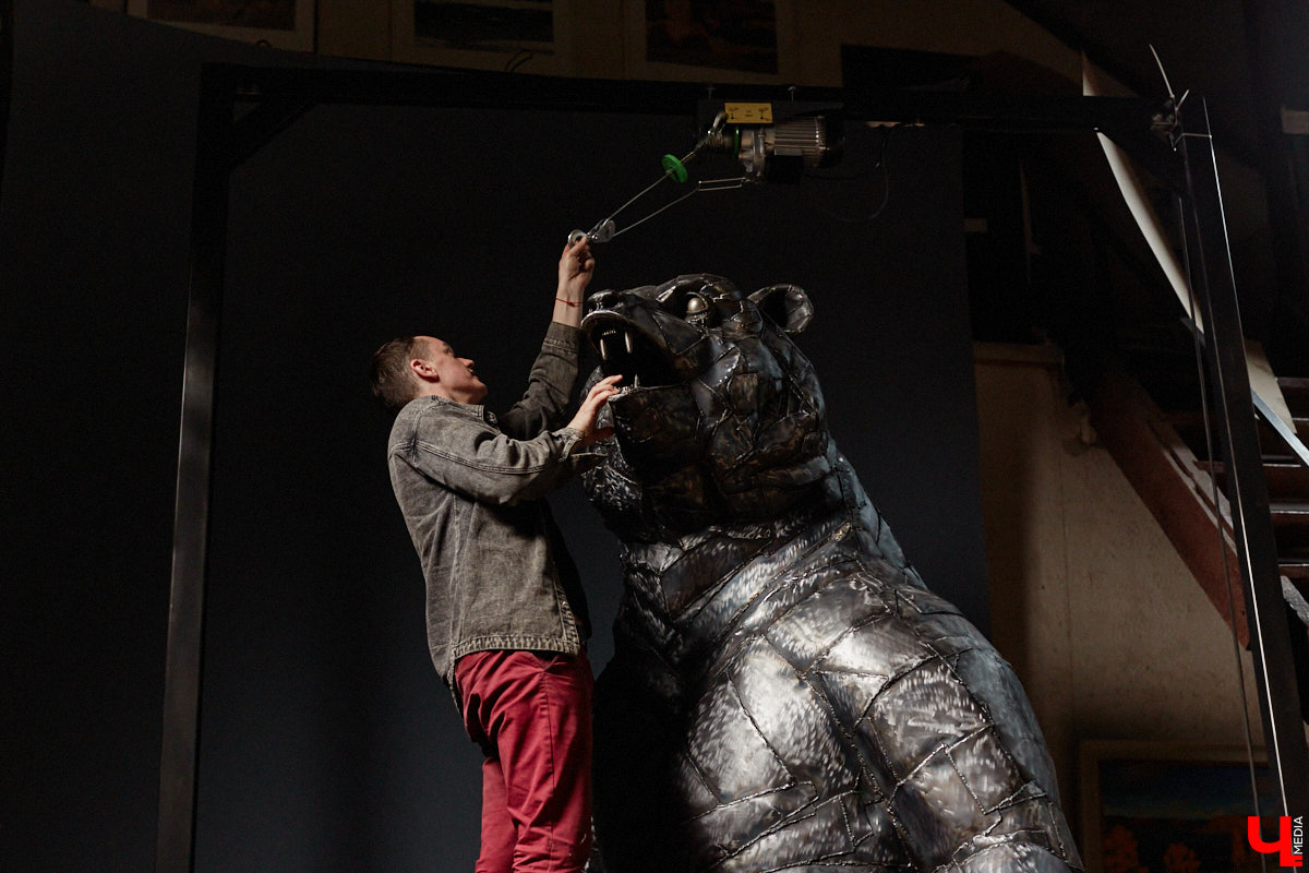 Видели ли вы когда-нибудь огромного металлического медведя, сваренного словно пазл по частям? Мы — да! Владимирский скульптор Михаил Блинов представил новую монументальную работу, весящую около полутонны, на изготовление которой ушло 15 километров сварочной проволоки! Сейчас стальной гигант выставлен в Доме художников на территории Центрального городского парка. В мастерскую творца заглянул и «Ключ-Медиа».