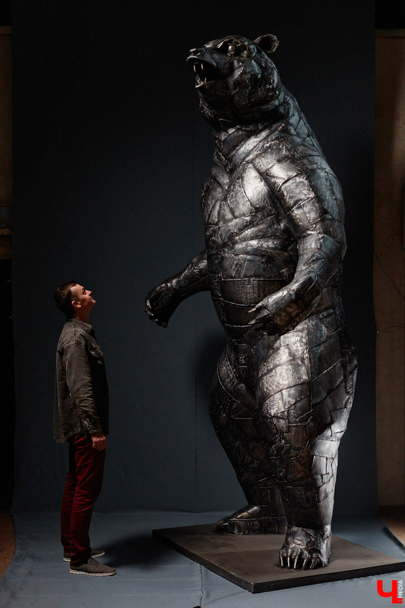 Видели ли вы когда-нибудь огромного металлического медведя, сваренного словно пазл по частям? Мы — да! Владимирский скульптор Михаил Блинов представил новую монументальную работу, весящую около полутонны, на изготовление которой ушло 15 километров сварочной проволоки! Сейчас стальной гигант выставлен в Доме художников на территории Центрального городского парка. В мастерскую творца заглянул и «Ключ-Медиа».