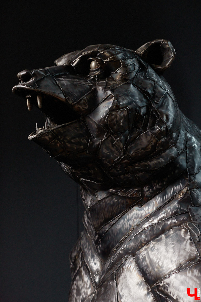 Видели ли вы когда-нибудь огромного металлического медведя, сваренного словно пазл по частям? Мы — да! Владимирский скульптор Михаил Блинов представил новую монументальную работу, весящую около полутонны, на изготовление которой ушло 15 километров сварочной проволоки! Сейчас стальной гигант выставлен в Доме художников на территории Центрального городского парка. В мастерскую творца заглянул и «Ключ-Медиа».