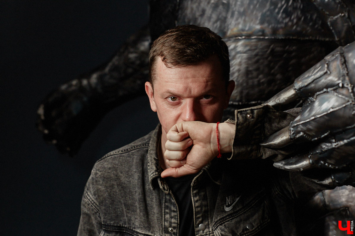 Видели ли вы когда-нибудь огромного металлического медведя, сваренного словно пазл по частям? Мы — да! Владимирский скульптор Михаил Блинов представил новую монументальную работу, весящую около полутонны, на изготовление которой ушло 15 километров сварочной проволоки! Сейчас стальной гигант выставлен в Доме художников на территории Центрального городского парка. В мастерскую творца заглянул и «Ключ-Медиа».