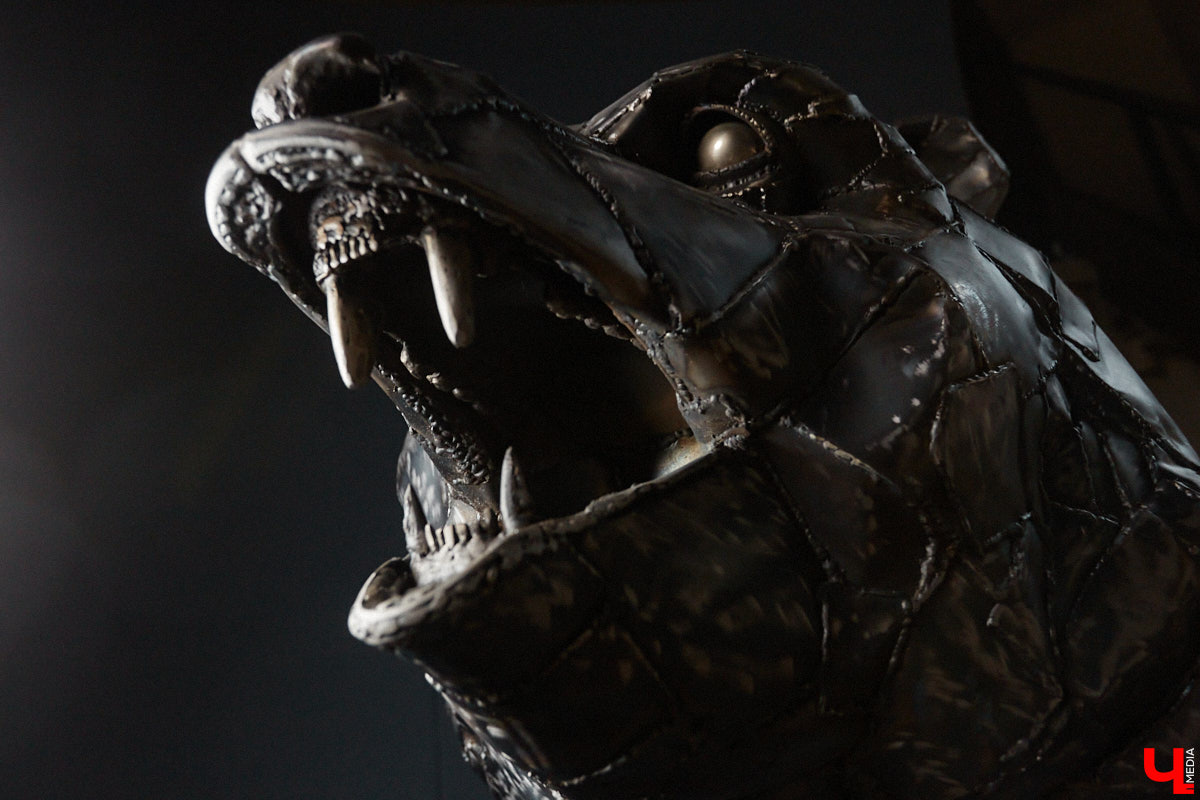 Видели ли вы когда-нибудь огромного металлического медведя, сваренного словно пазл по частям? Мы — да! Владимирский скульптор Михаил Блинов представил новую монументальную работу, весящую около полутонны, на изготовление которой ушло 15 километров сварочной проволоки! Сейчас стальной гигант выставлен в Доме художников на территории Центрального городского парка. В мастерскую творца заглянул и «Ключ-Медиа».