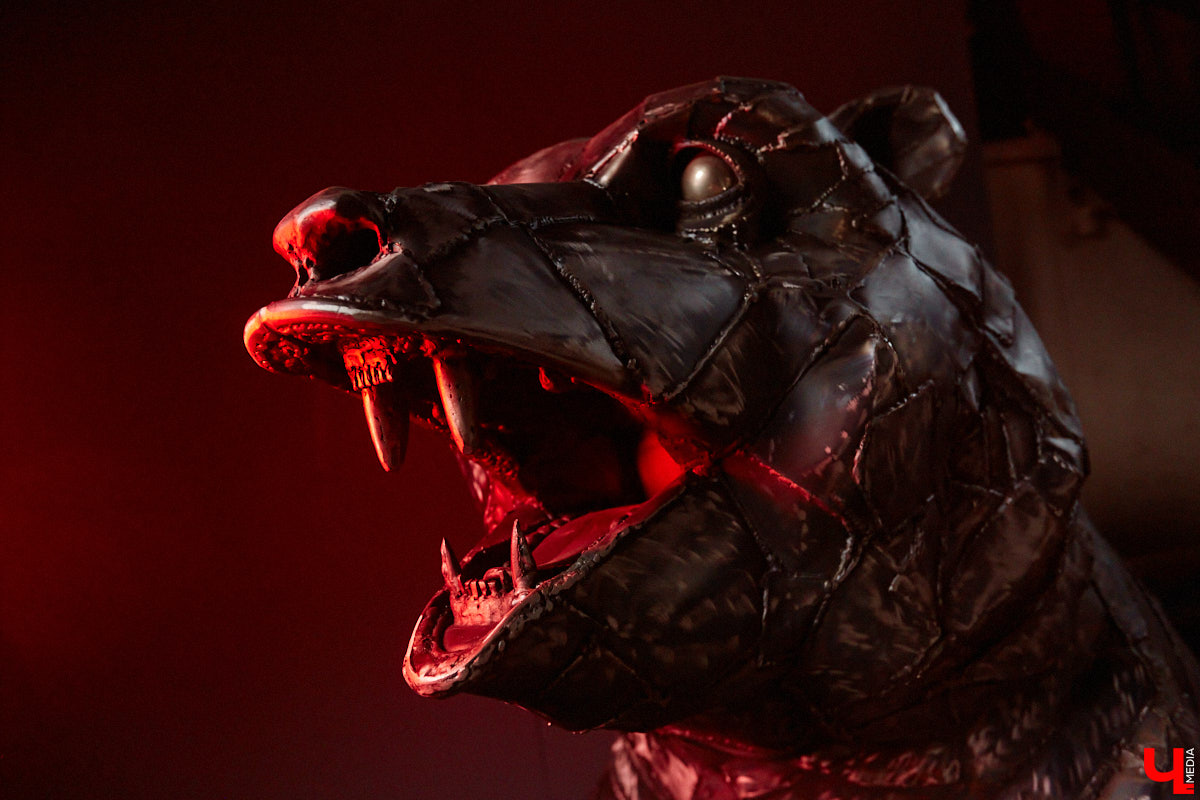 Видели ли вы когда-нибудь огромного металлического медведя, сваренного словно пазл по частям? Мы — да! Владимирский скульптор Михаил Блинов представил новую монументальную работу, весящую около полутонны, на изготовление которой ушло 15 километров сварочной проволоки! Сейчас стальной гигант выставлен в Доме художников на территории Центрального городского парка. В мастерскую творца заглянул и «Ключ-Медиа».