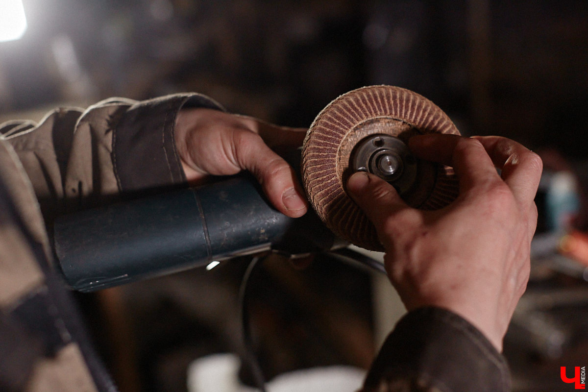 Видели ли вы когда-нибудь огромного металлического медведя, сваренного словно пазл по частям? Мы — да! Владимирский скульптор Михаил Блинов представил новую монументальную работу, весящую около полутонны, на изготовление которой ушло 15 километров сварочной проволоки! Сейчас стальной гигант выставлен в Доме художников на территории Центрального городского парка. В мастерскую творца заглянул и «Ключ-Медиа».