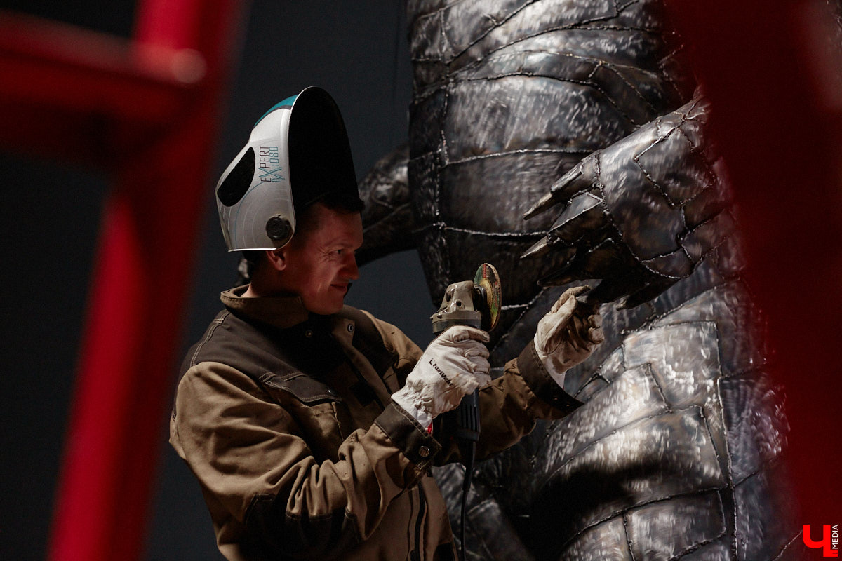 Видели ли вы когда-нибудь огромного металлического медведя, сваренного словно пазл по частям? Мы — да! Владимирский скульптор Михаил Блинов представил новую монументальную работу, весящую около полутонны, на изготовление которой ушло 15 километров сварочной проволоки! Сейчас стальной гигант выставлен в Доме художников на территории Центрального городского парка. В мастерскую творца заглянул и «Ключ-Медиа».