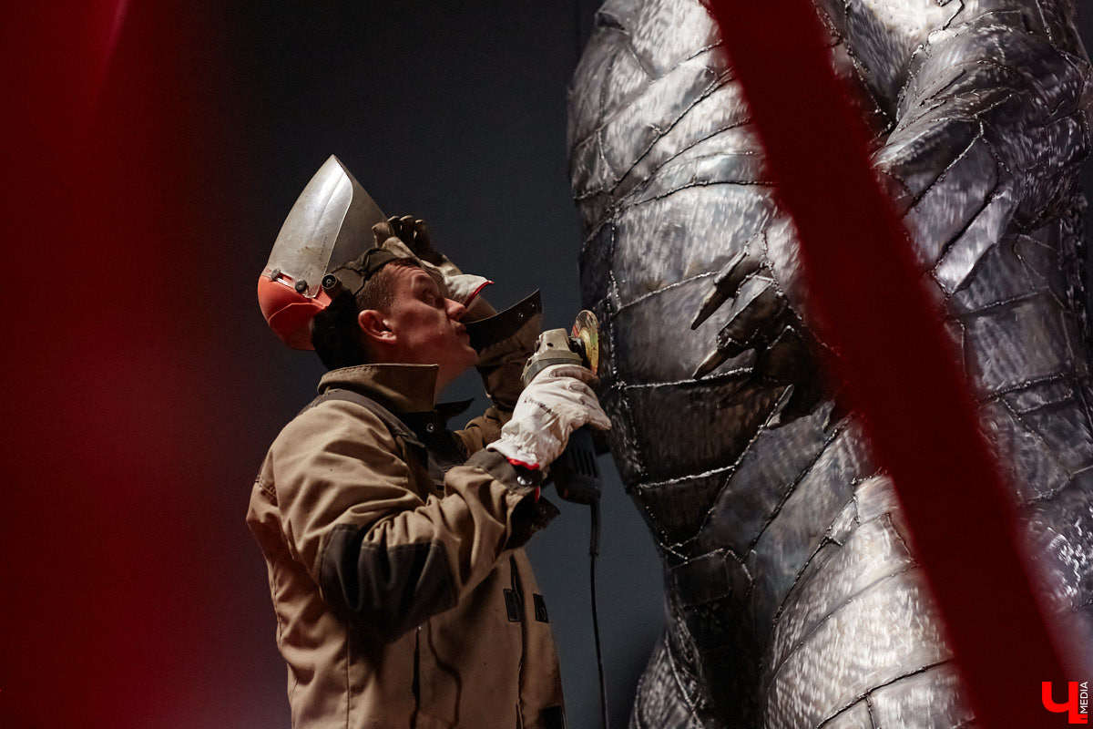 Видели ли вы когда-нибудь огромного металлического медведя, сваренного словно пазл по частям? Мы — да! Владимирский скульптор Михаил Блинов представил новую монументальную работу, весящую около полутонны, на изготовление которой ушло 15 километров сварочной проволоки! Сейчас стальной гигант выставлен в Доме художников на территории Центрального городского парка. В мастерскую творца заглянул и «Ключ-Медиа».