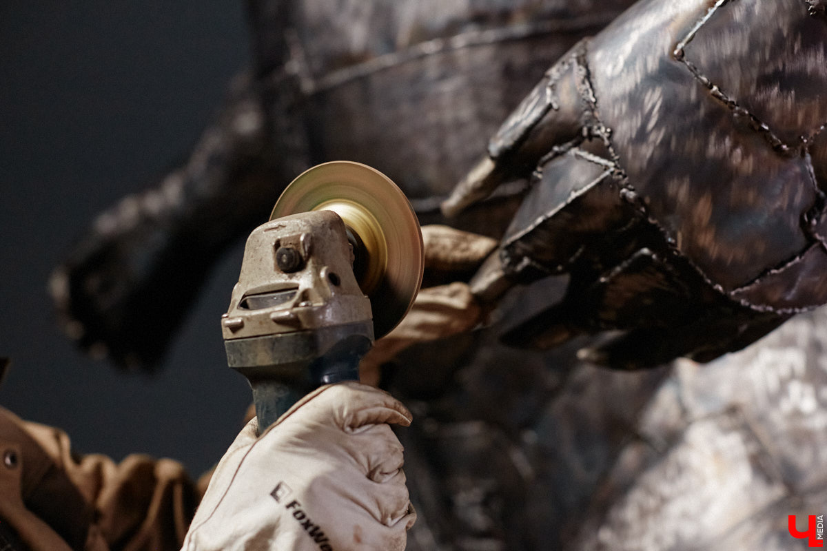 Видели ли вы когда-нибудь огромного металлического медведя, сваренного словно пазл по частям? Мы — да! Владимирский скульптор Михаил Блинов представил новую монументальную работу, весящую около полутонны, на изготовление которой ушло 15 километров сварочной проволоки! Сейчас стальной гигант выставлен в Доме художников на территории Центрального городского парка. В мастерскую творца заглянул и «Ключ-Медиа».