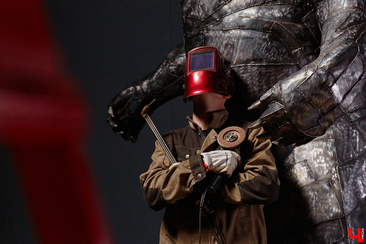 Видели ли вы когда-нибудь огромного металлического медведя, сваренного словно пазл по частям? Мы — да! Владимирский скульптор Михаил Блинов представил новую монументальную работу, весящую около полутонны, на изготовление которой ушло 15 километров сварочной проволоки! Сейчас стальной гигант выставлен в Доме художников на территории Центрального городского парка. В мастерскую творца заглянул и «Ключ-Медиа».