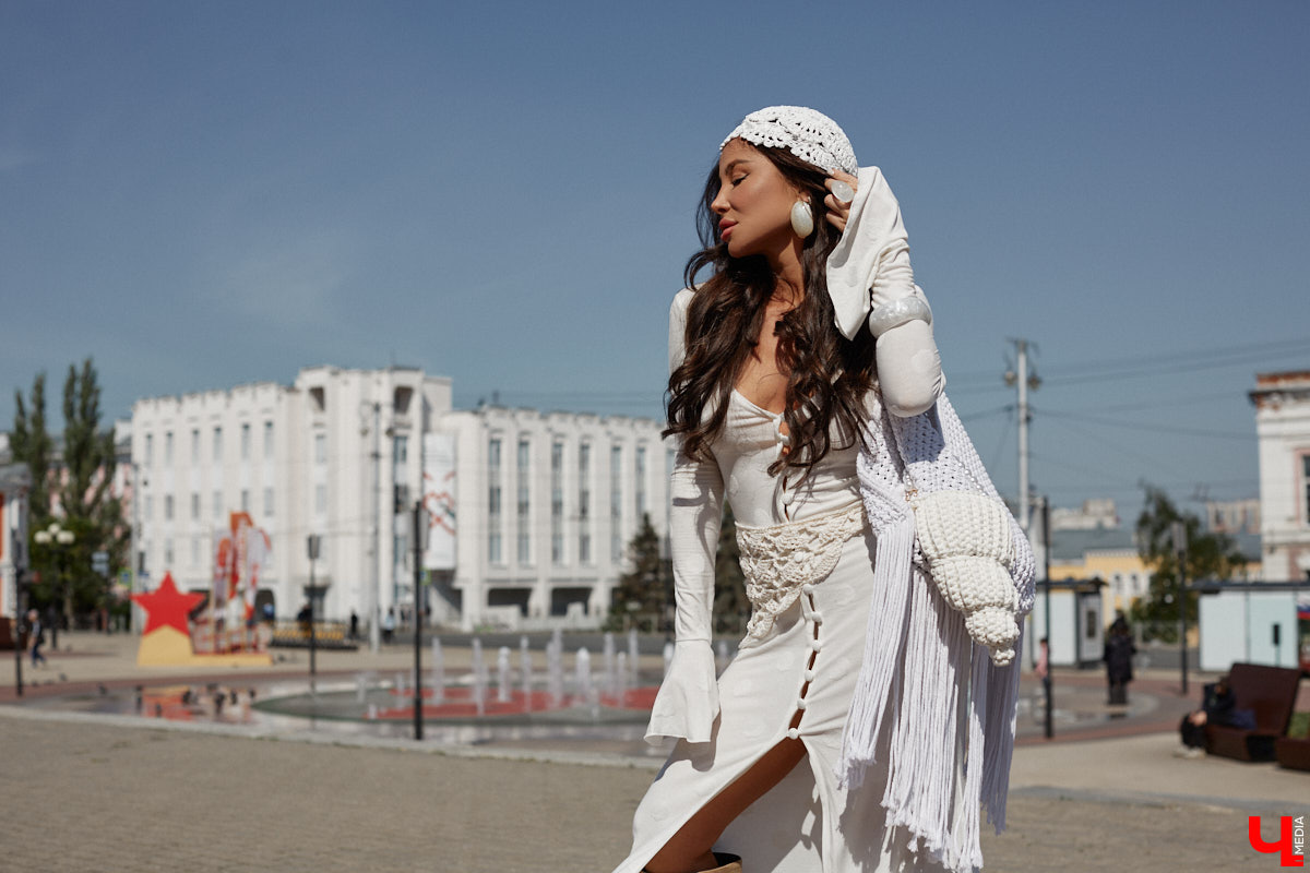Ну что, пришло время разобрать гардероб и поговорить о главных веяниях жаркого сезона. С этой задачей нашему изданию помогла владимирский стилист Екатерина Григорьева. Красавица собрала три незабываемых образа, отвечающих ключевым требованиям летней моды 2025 года.