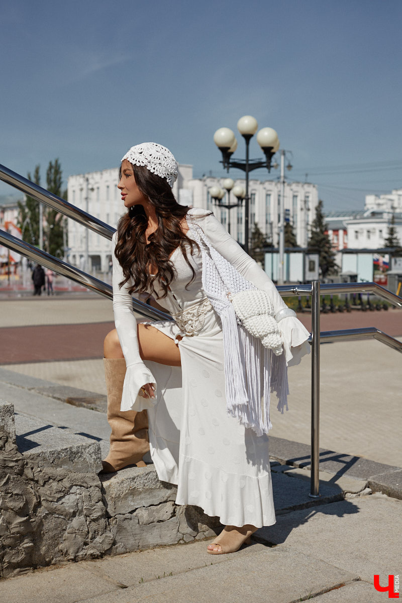 Ну что, пришло время разобрать гардероб и поговорить о главных веяниях жаркого сезона. С этой задачей нашему изданию помогла владимирский стилист Екатерина Григорьева. Красавица собрала три незабываемых образа, отвечающих ключевым требованиям летней моды 2025 года.