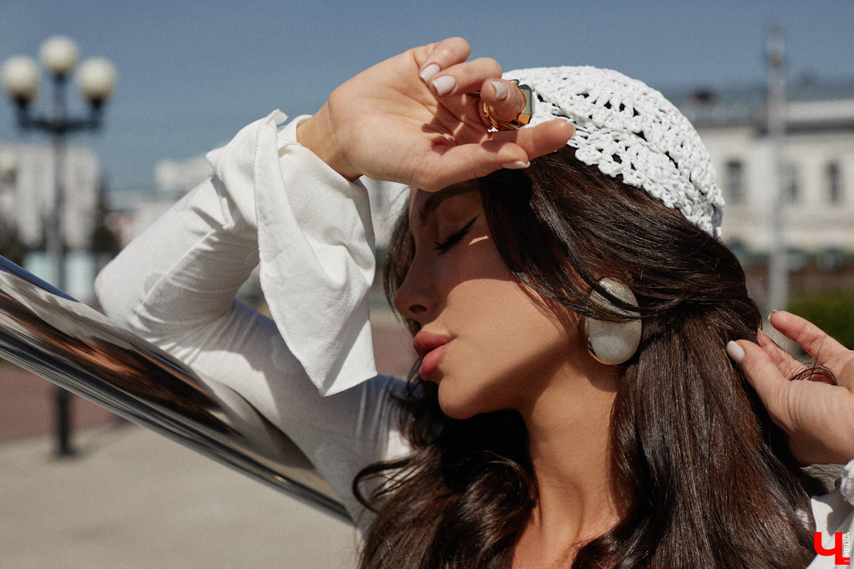 Ну что, пришло время разобрать гардероб и поговорить о главных веяниях жаркого сезона. С этой задачей нашему изданию помогла владимирский стилист Екатерина Григорьева. Красавица собрала три незабываемых образа, отвечающих ключевым требованиям летней моды 2025 года.