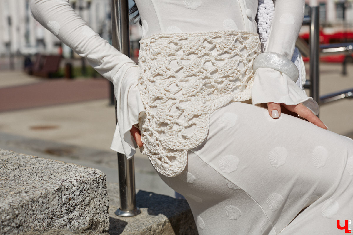 Ну что, пришло время разобрать гардероб и поговорить о главных веяниях жаркого сезона. С этой задачей нашему изданию помогла владимирский стилист Екатерина Григорьева. Красавица собрала три незабываемых образа, отвечающих ключевым требованиям летней моды 2025 года.