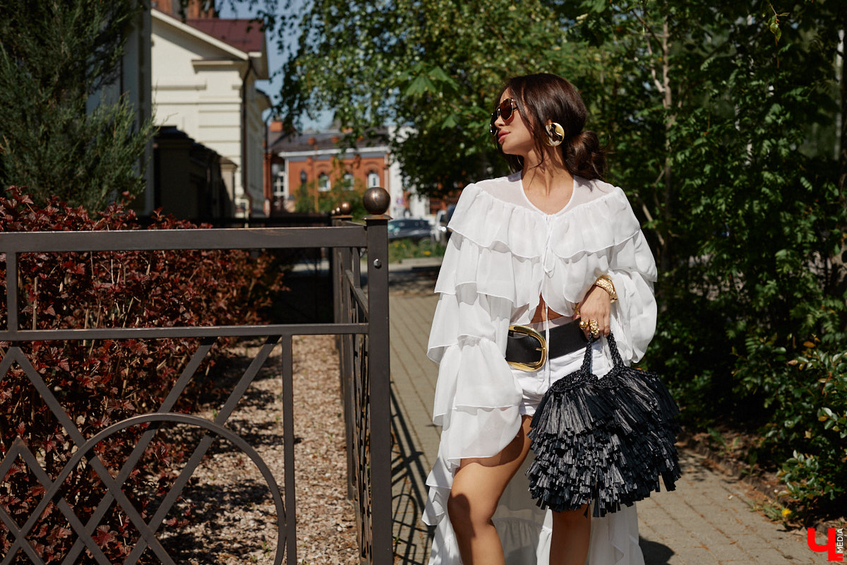 Ну что, пришло время разобрать гардероб и поговорить о главных веяниях жаркого сезона. С этой задачей нашему изданию помогла владимирский стилист Екатерина Григорьева. Красавица собрала три незабываемых образа, отвечающих ключевым требованиям летней моды 2025 года.