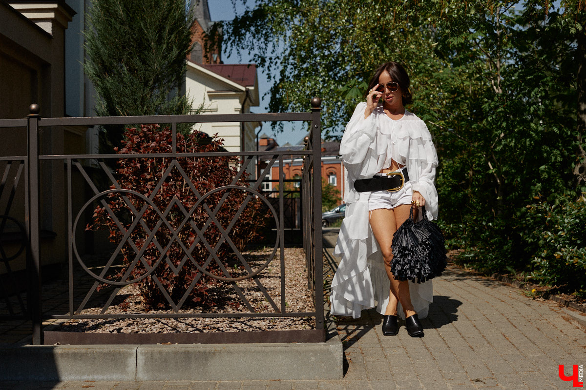 Ну что, пришло время разобрать гардероб и поговорить о главных веяниях жаркого сезона. С этой задачей нашему изданию помогла владимирский стилист Екатерина Григорьева. Красавица собрала три незабываемых образа, отвечающих ключевым требованиям летней моды 2025 года.