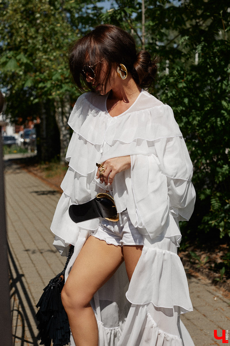 Ну что, пришло время разобрать гардероб и поговорить о главных веяниях жаркого сезона. С этой задачей нашему изданию помогла владимирский стилист Екатерина Григорьева. Красавица собрала три незабываемых образа, отвечающих ключевым требованиям летней моды 2025 года.