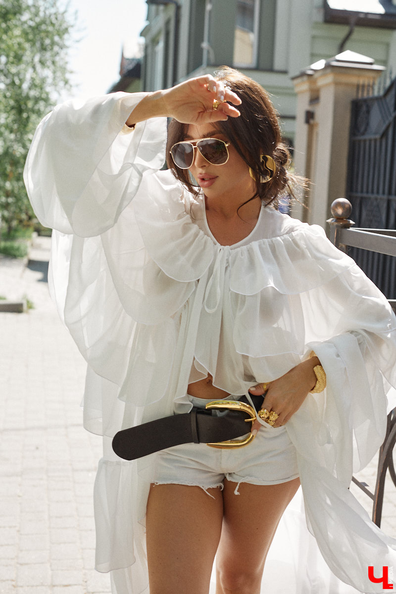 Ну что, пришло время разобрать гардероб и поговорить о главных веяниях жаркого сезона. С этой задачей нашему изданию помогла владимирский стилист Екатерина Григорьева. Красавица собрала три незабываемых образа, отвечающих ключевым требованиям летней моды 2025 года.